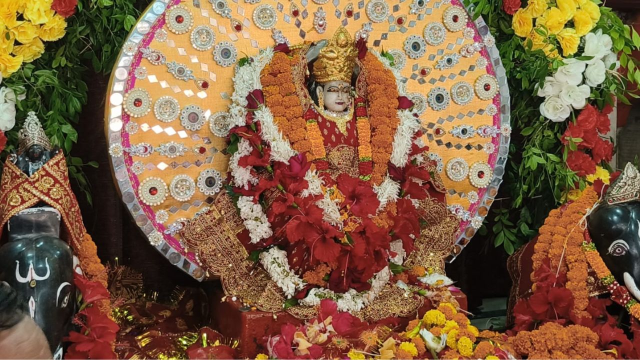 Maharajganj Durga Temple: नवरात्रि के पहले दिन उमड़ा आस्था का सैलाब, मां दुर्गा के दर्शन के लिए लगी लंबी कतारें
