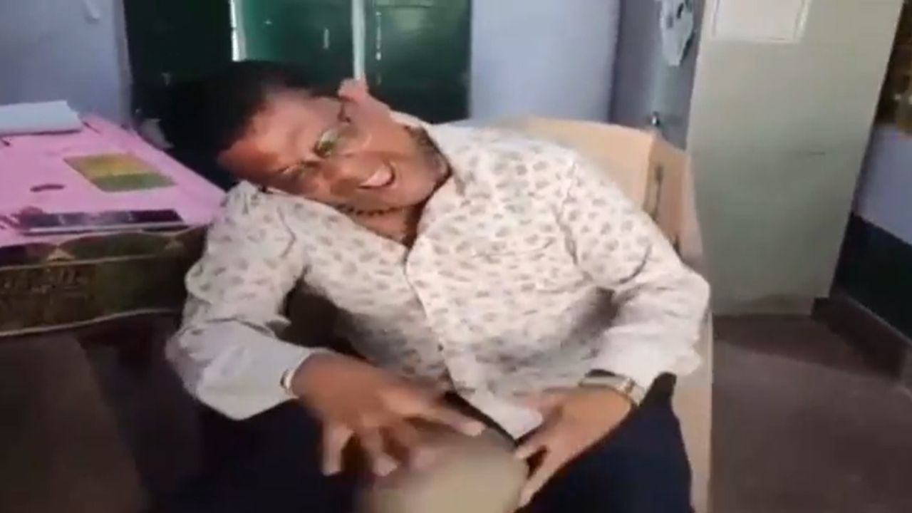 बच्चे के सिर को तबला समझकर बजाने लगे मास्टर साहब! वीडियो वायरल होते ही हो गया खेला