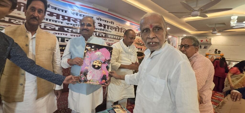 भालोटिया परिवार और अन्य के साथ पूर्व मंत्री सुशील टिबडे़वाल फोटो सोर्स-डाइनामाइट न्यूज