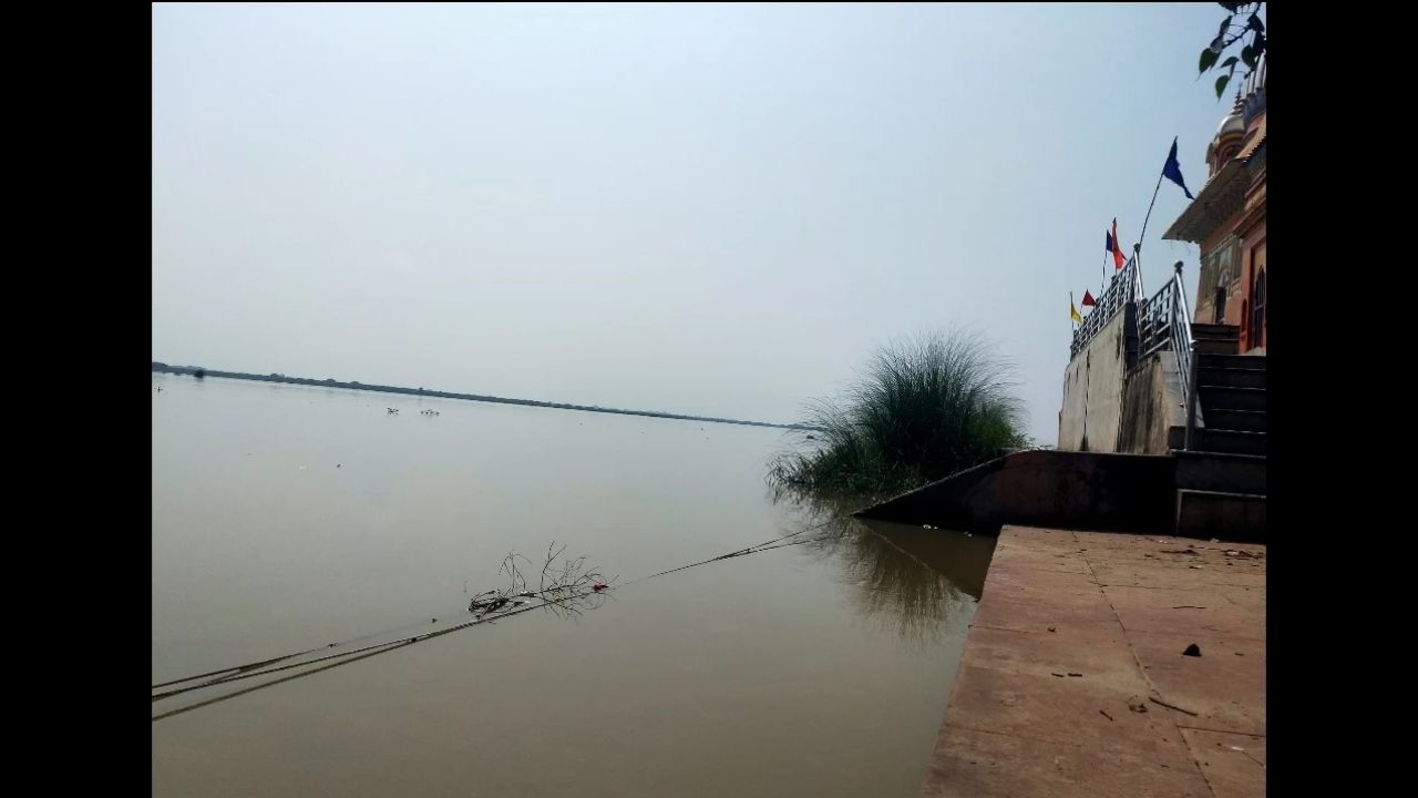 कानपुर में उफान पर गंगा: हरिद्वार और नरौरा से पानी छोड़े जाने के बाद डूबीं घाट की सीढ़ियां, प्रशासन में अलर्ट