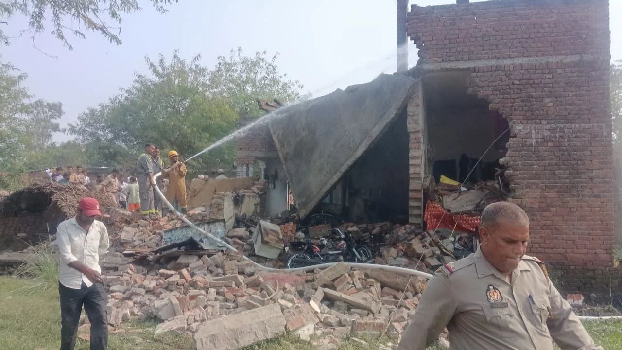 मलबे के नीचे दब गई 14 साल की मासूम जिंदगी, कासगंज में गैस सिलेंडर फटने से गिरी मकान की छत