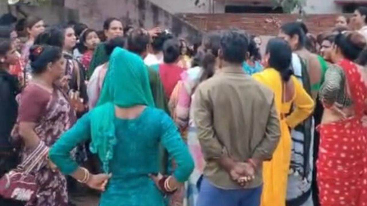 गोरखपुर में क्षेत्र को लेकर किन्नरों के दो गुटों में टकराव, पुलिस चौकी घेरकर की कार्रवाई की मांग