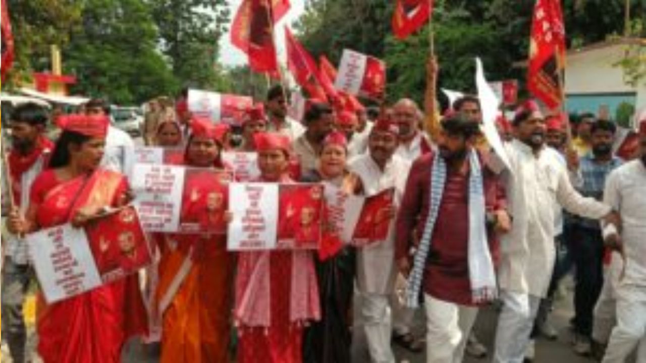 Gorakhpur News: थप्पड़ कांड के बाद ‘गला काटने’ की धमकी, डीएम कार्यालय के बाहर प्रदर्शन