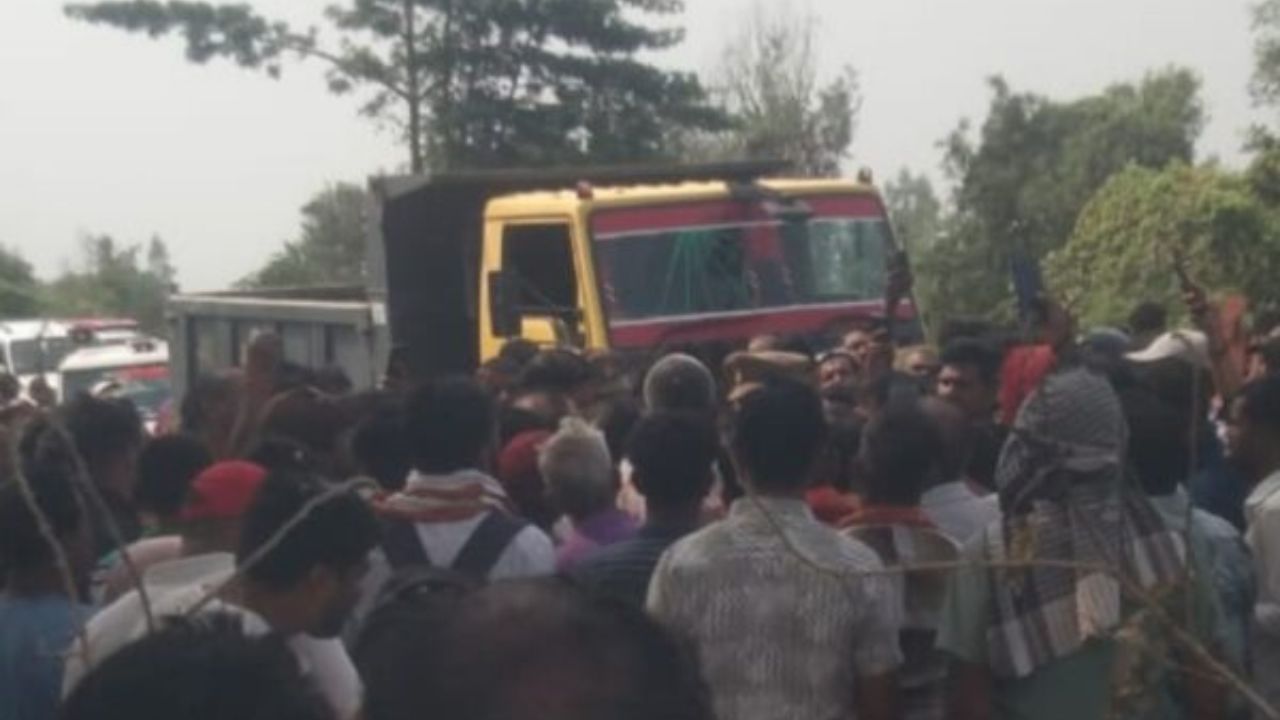 Gorakhpur News: गोला में मांस के क्षत-विक्षत अवशेष मिलने से सनसनी, गोकशी की आशंका पर चिलवा पुल पर लगा जाम