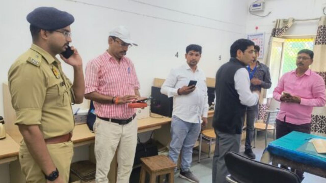 RTO दफ्तर में अचानक पहुंच गए ADM और SP सिटी, अंदर काम करता मिला बाहरी व्यक्ति; जानें फिर क्या हुआ?