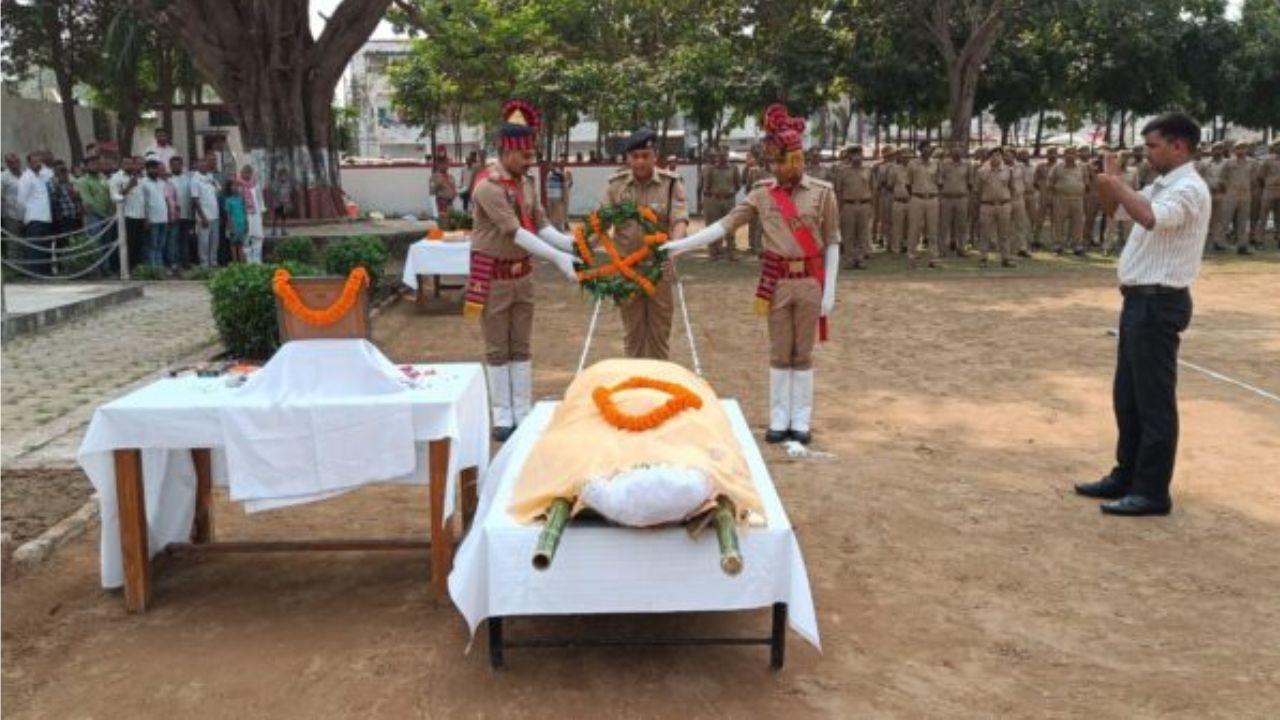 गोरखपुर में सरकारी काम से निकले सिपाही की दर्दनाक मौत, पीछे से ट्रक ने मारी टक्कर; पुलिस लाइन में दी गई श्रद्धांजलि
