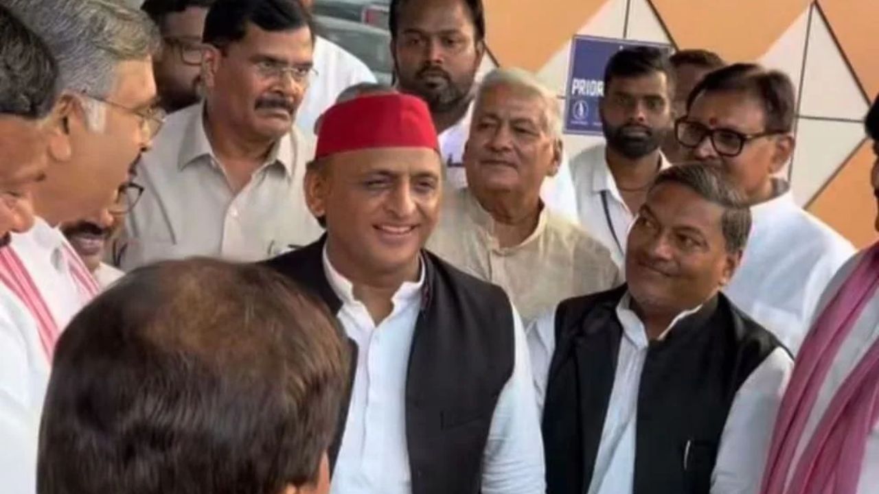अखिलेश ने सपा पदाधिकारियों में भरा जोश, बोले- दबाव से घबराओ नहीं, बोले-डटे रहो