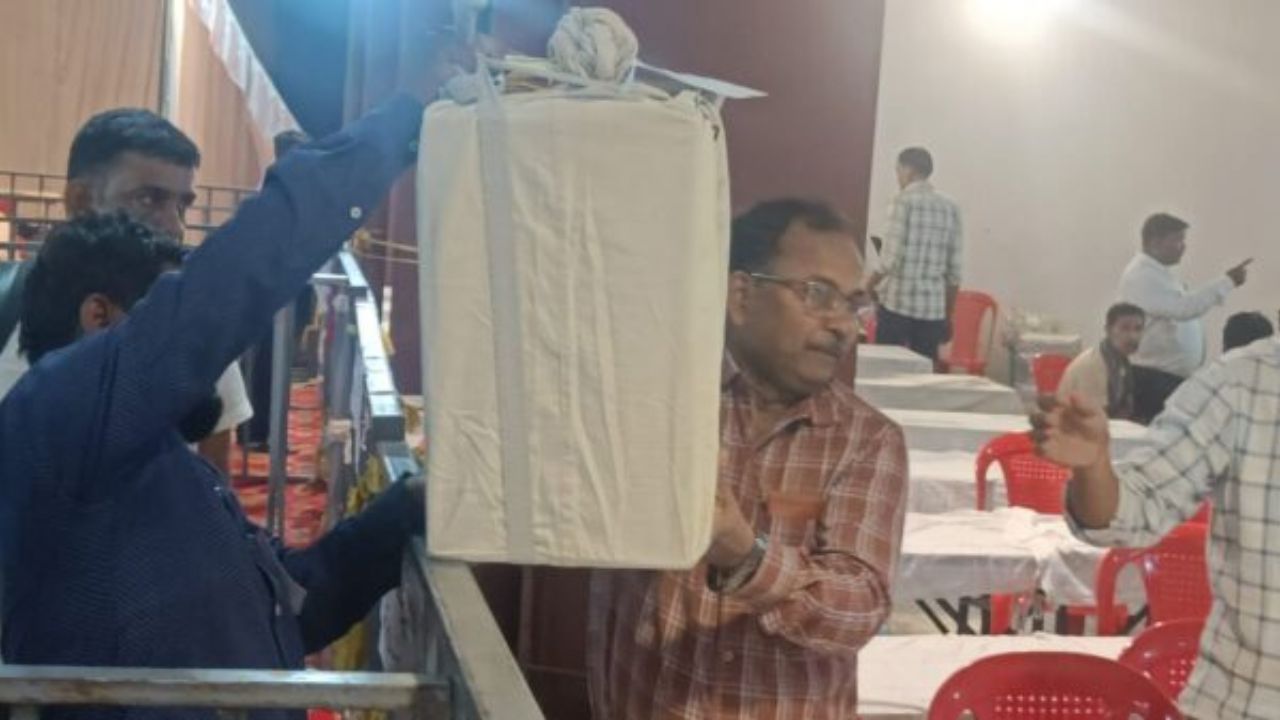 Gorakhpur: डीडीयू पहुंचीं 17 जनपदों की मतपेटियां, सुरक्षा व्यवस्था पर अफसरों की नजर