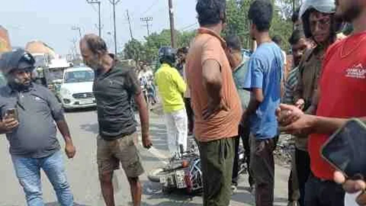Gorakhpur: एक झटके में थम गई युवक की जिंदगी, सिलेंडर लदे ट्रक से हुआ भीषण हादसा
