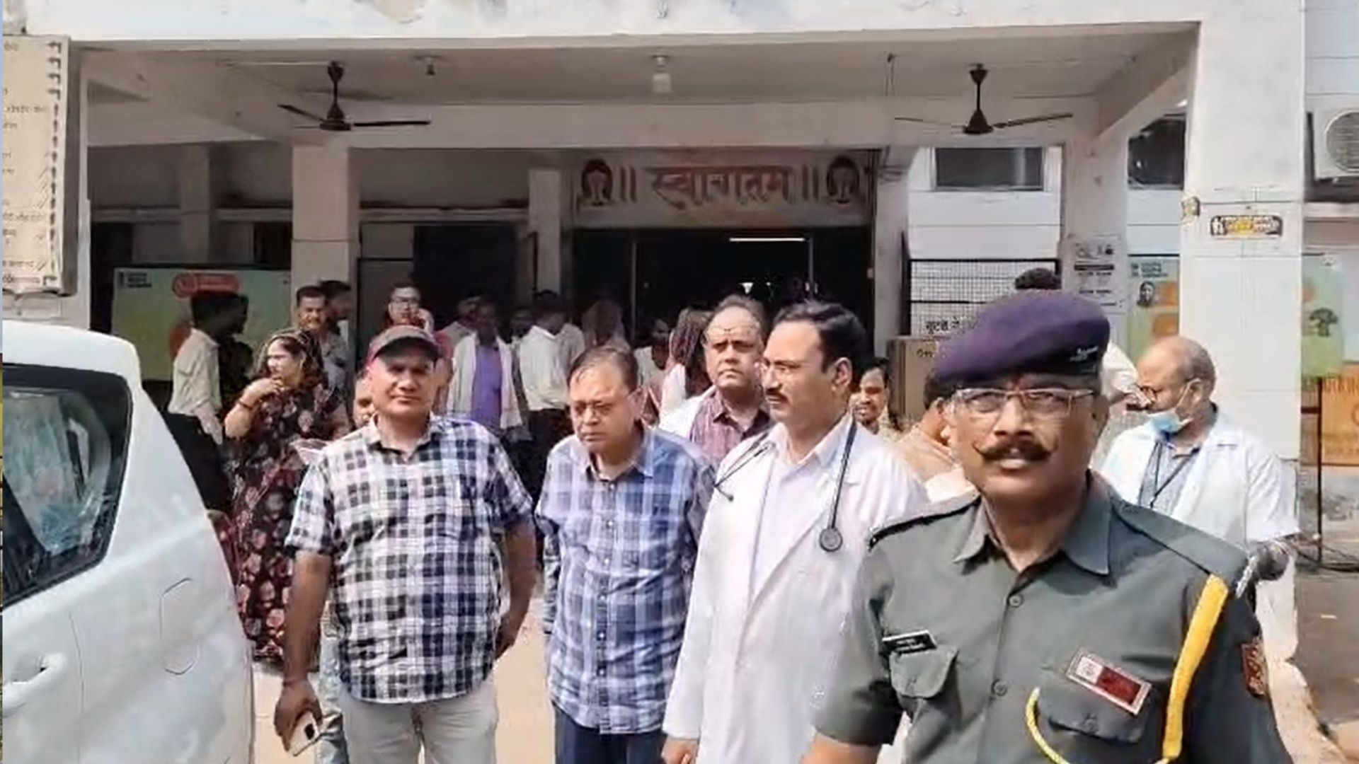 Hamirpur: जिला अस्पताल पहुंचे मंडलायुक्त, ICU जल्द शुरू करने की तैयारी