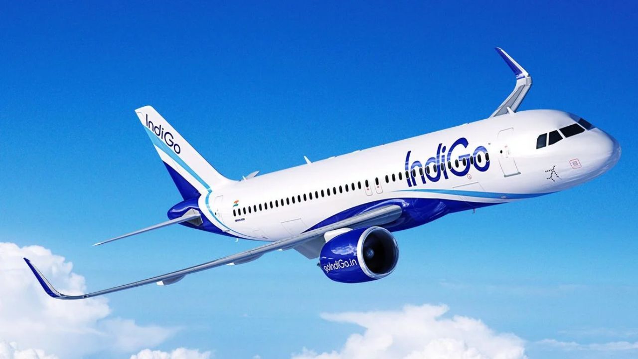 Indigo Fare Hike: त्योहारों से पहले महंगा होगा हवाई सफर, एयरलाइंस ने बढ़ाए फ्यूल चार्ज, जानें आपकी जेब पर कितना पड़ेगा असर