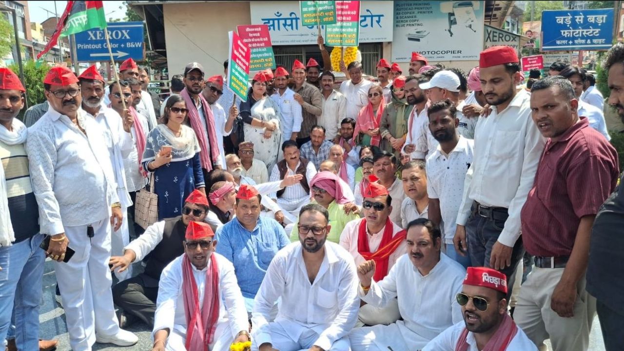 ‘वोटों की लूट हो रही है…’, झांसी में सपा-कांग्रेस का हल्लाबोल, चुनाव आयोग के खिलाफ गरजे नेता; CEC ज्ञानेश कुमार को हटाने की मांग