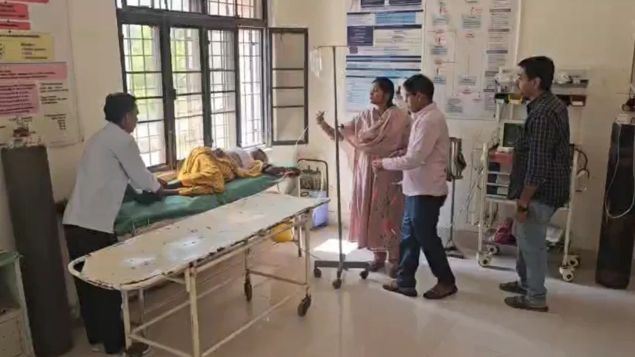 झांसी-कानपुर रेल रूट पर बड़ा हादसा! स्टेशन पर उतरते ही महिला के साथ हुआ ऐसा, गंभीर हालत में मेडिकल कॉलेज रेफर