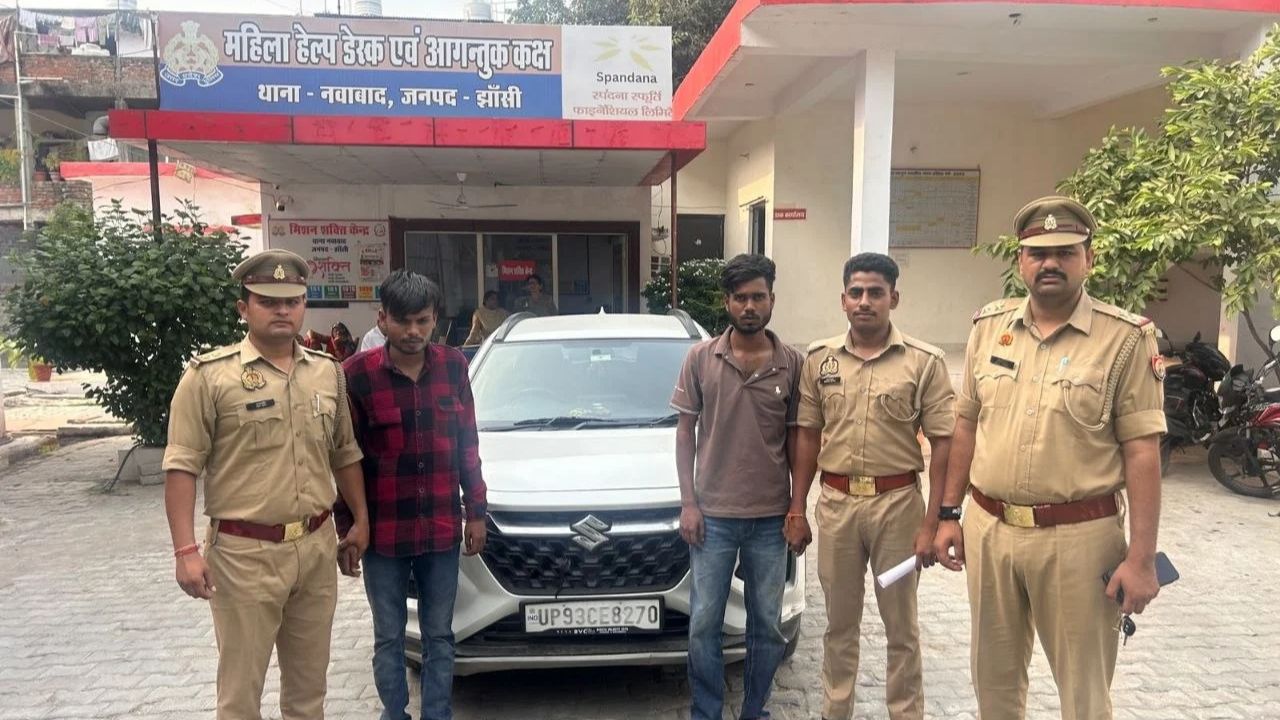 झांसी में सड़क पर स्टंटबाजी करना पड़ा भारी! दो युवक गिरफ्तार, कार सीज