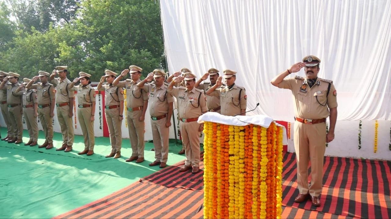 पुलिस स्मृति दिवस पर गूंजा शहीदों का सम्मान, झांसी पुलिस ने अर्पित किए श्रद्धा-सुमन