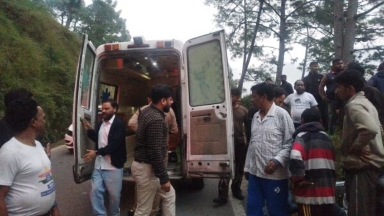 दिल्ली से कैंची धाम जा रही स्कॉर्पियो खाई में गिरी, 1 की मौत, 4 घायल