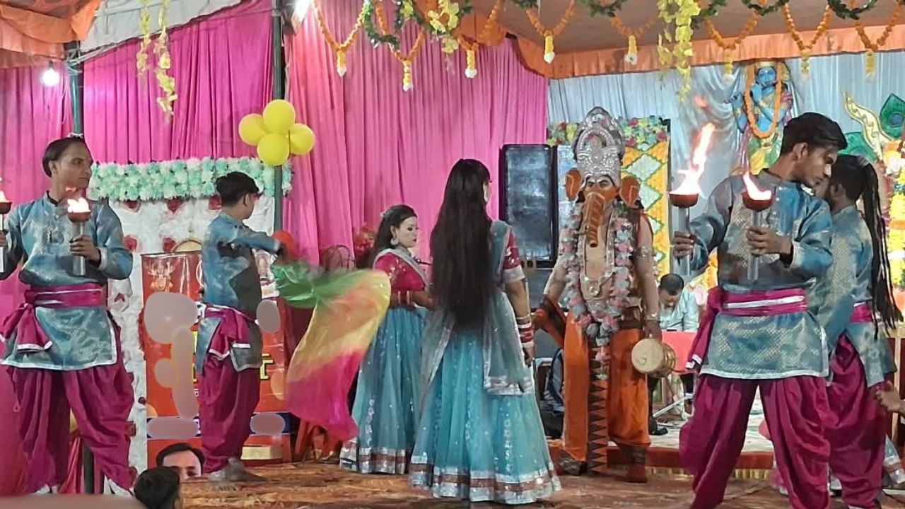 Kanpur Dehat: रोशनी से जगमगाया मां का दरबार, जयकारों और भजनों से गूंज उठा झींझक