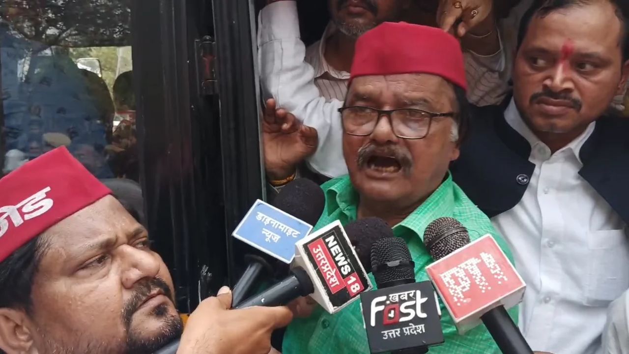 कानपुर में सपा का उग्र प्रदर्शन, सड़क पर बैठे कई कार्यकर्ता, चुनाव आयोग और सरकार के खिलाफ खोला मोर्चा
