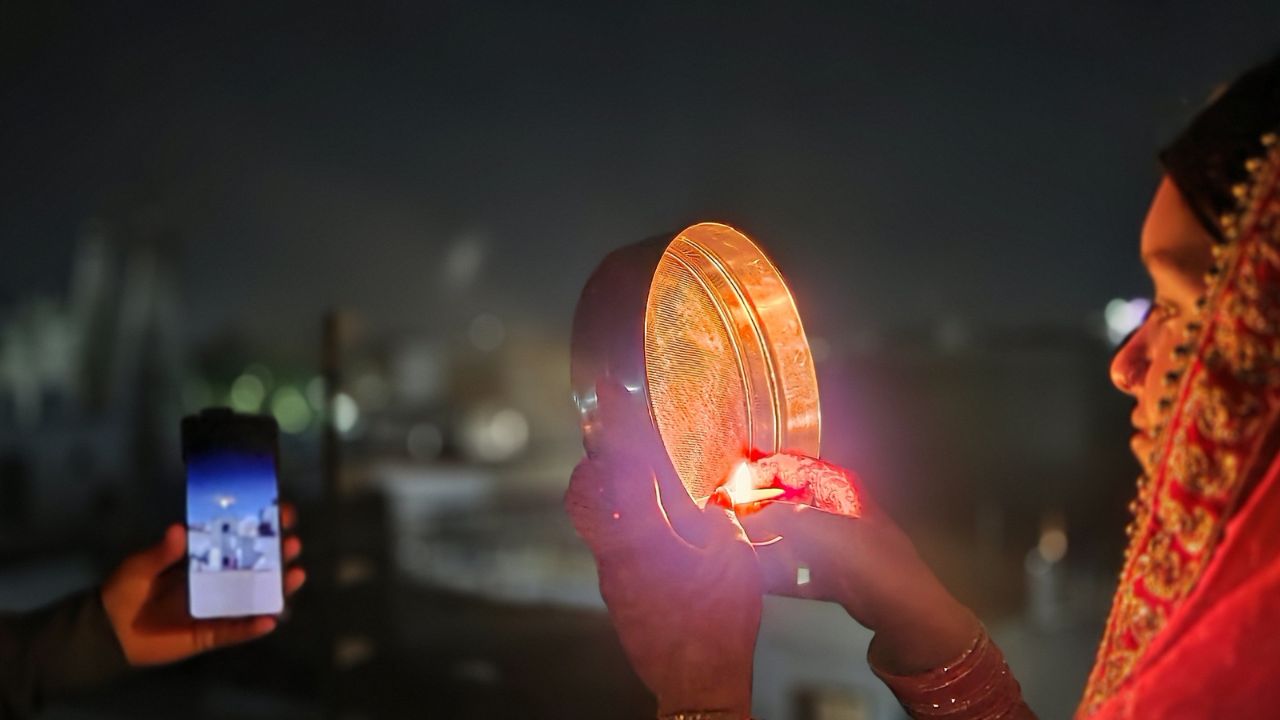 Karwa Chauth: करवा चौथ पर मौसम ने बदला रंग, मोबाइल पर चांद का दीदार कर महिलाओं ने खोला व्रत 