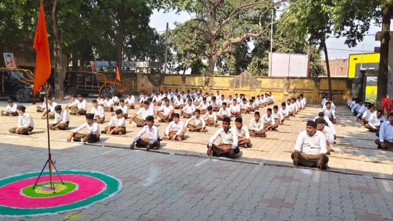 Kasganj: घोष की गूंज, कदमों में अनुशासन और हाथों में राष्ट्रसेवा का संकल्प! पटियाली में RSS के पथ संचलन ने खींचा सबका ध्यान
