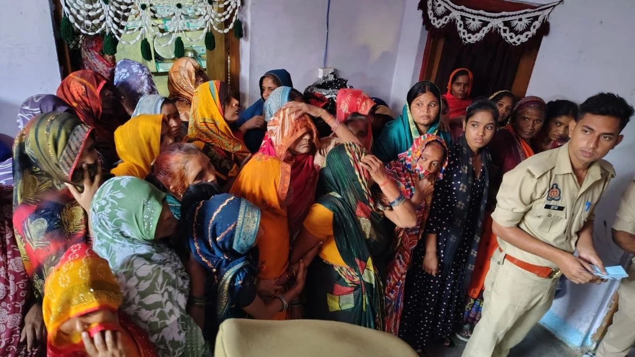 Kasganj News: करवाचौथ से 48 घंटे पहले बीवी ने की आत्महत्या, विवाद की वजह क्या, शॉपिंग या कुछ और?