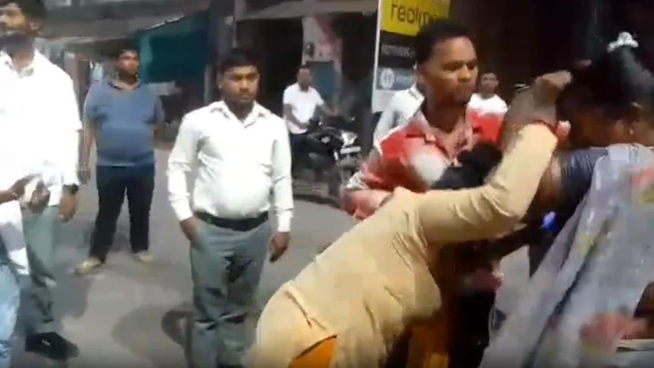 कौशाम्बी में अस्पताल के बाहर बवाल, महिला कर्मचारी से मारपीट का आरोप