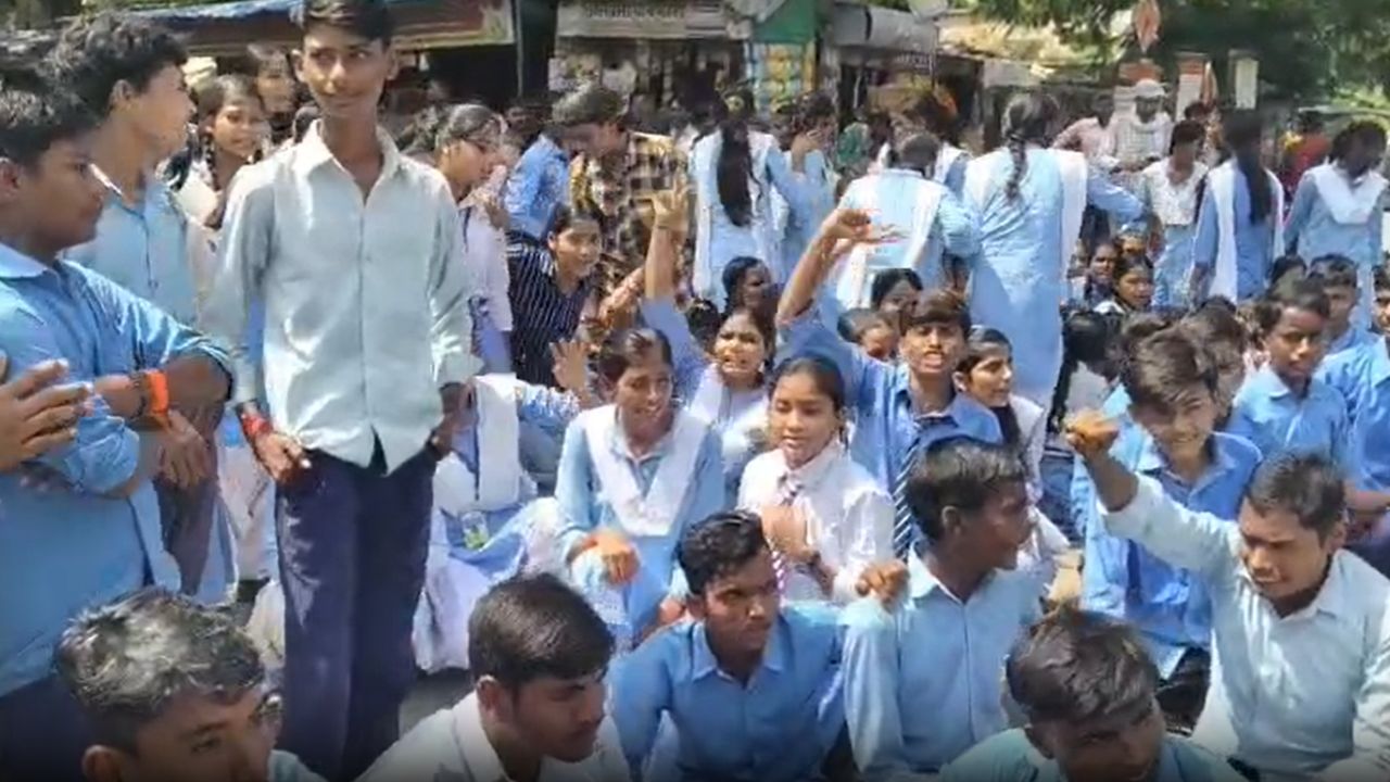 कौशांबी में कॉलेज प्रबंधन के खिलाफ सड़क पर उतरा जेन अल्फा, छात्रों ने 20 सूत्रीय मांगों का सौंपा ज्ञापन