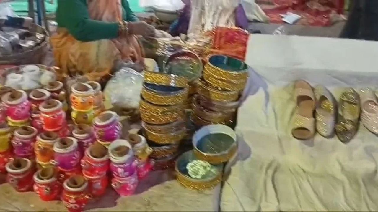 करवा चौथ पर बाजारों में रौनक, मेहंदी लगवाने के लिए उमड़ी महिलाओं की भीड़
