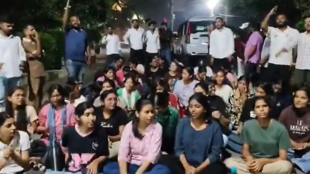 लखनऊ विवि में बवाल: हॉस्टल की मेस के खाने में कीड़ा मिलने पर फूटा छात्राओं का गुस्सा, तीन की तबियत बिगड़ी