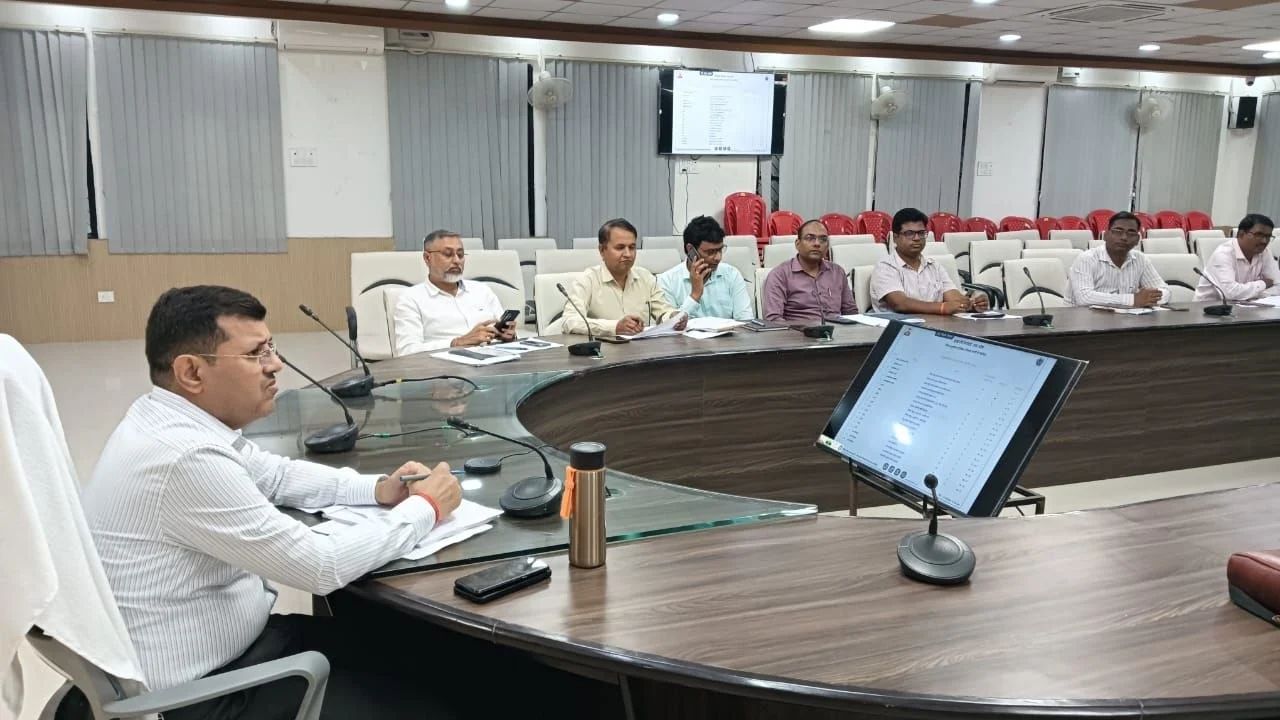 CM Dashboard पर महराजगंज की रैंक गिरी तो भड़के CDO! अफसरों को दो टूक चेतावनी, C-D ग्रेड वालों की बढ़ी मुश्किलें