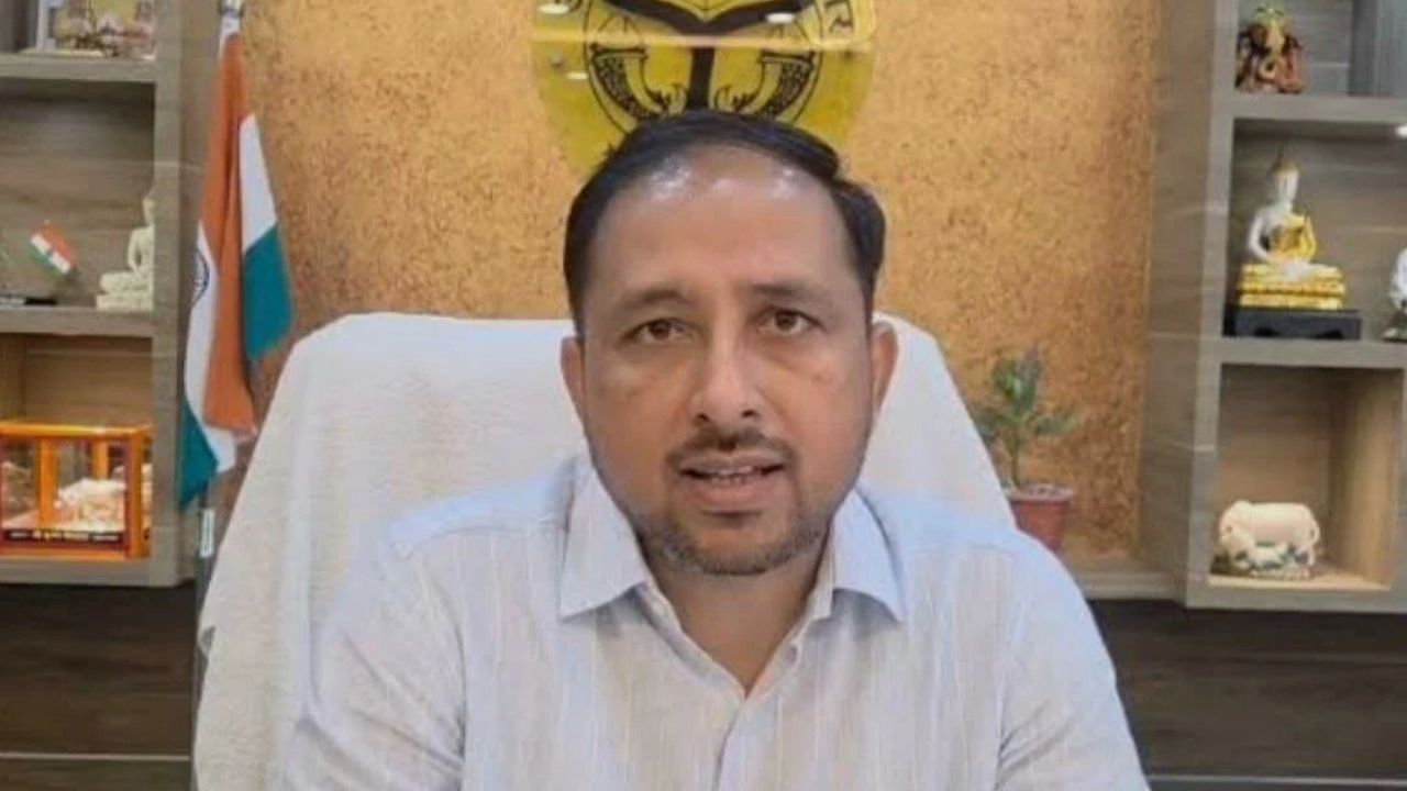 महराजगंज में कल शराब की दुकानों पर लटकेगा ताला, DM गौरव सिंह सोगरवाल का सख्त आदेश, मतदान खत्म होने तक रहेगी बंदी