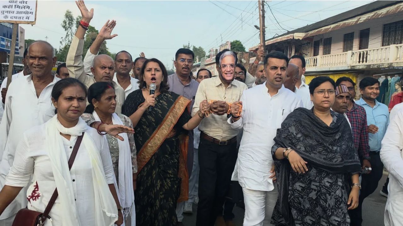 महाराजगंज में कांग्रेस का अनोखा विरोध प्रदर्शन, CEC के खिलाफ सुप्रिया श्रीनेत ने साधे तीखे निशाने