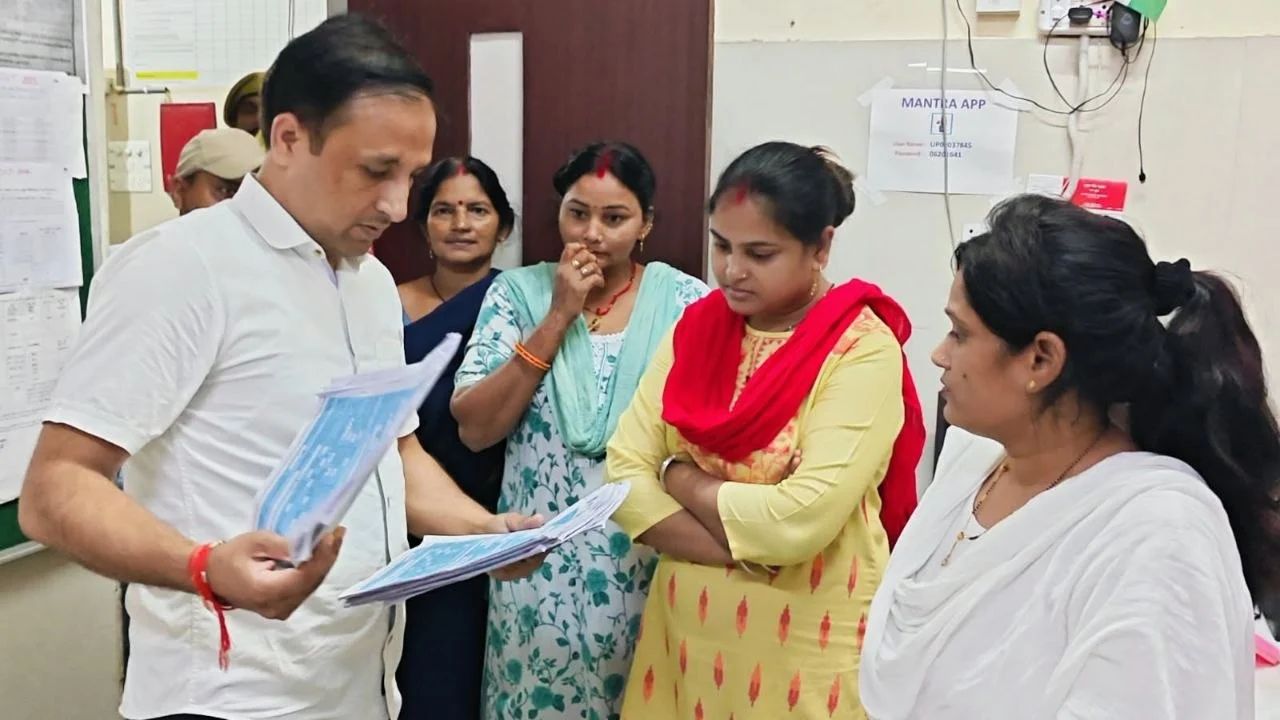 आधी रात को महिला अस्पताल पहुंचे DM, स्वास्थ्य विभाग में मचा हड़कंप; लेबर रूम से रजिस्टर तक खुली लापरवाही