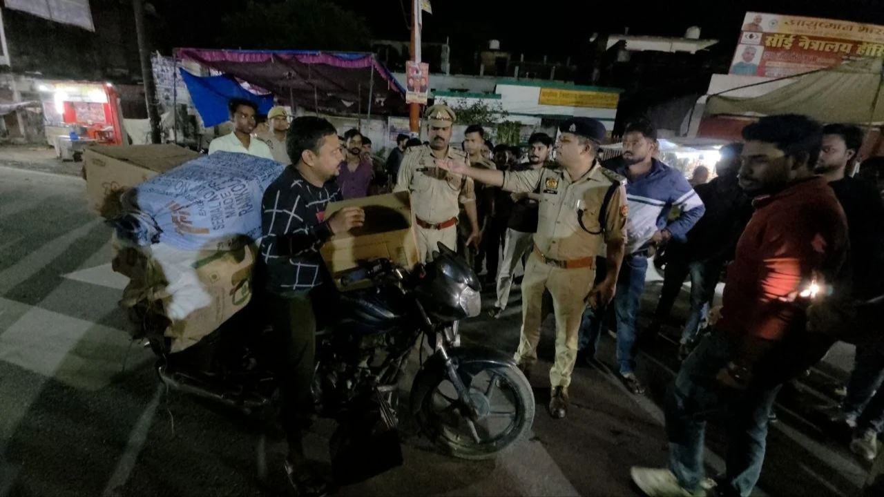 महराजगंज में पुलिस का हंटर, बिना हेलमेट वालों की बाइकें पहुंचीं कोतवाली, परिसर में लगा मोटरसाइकिलों का मेला