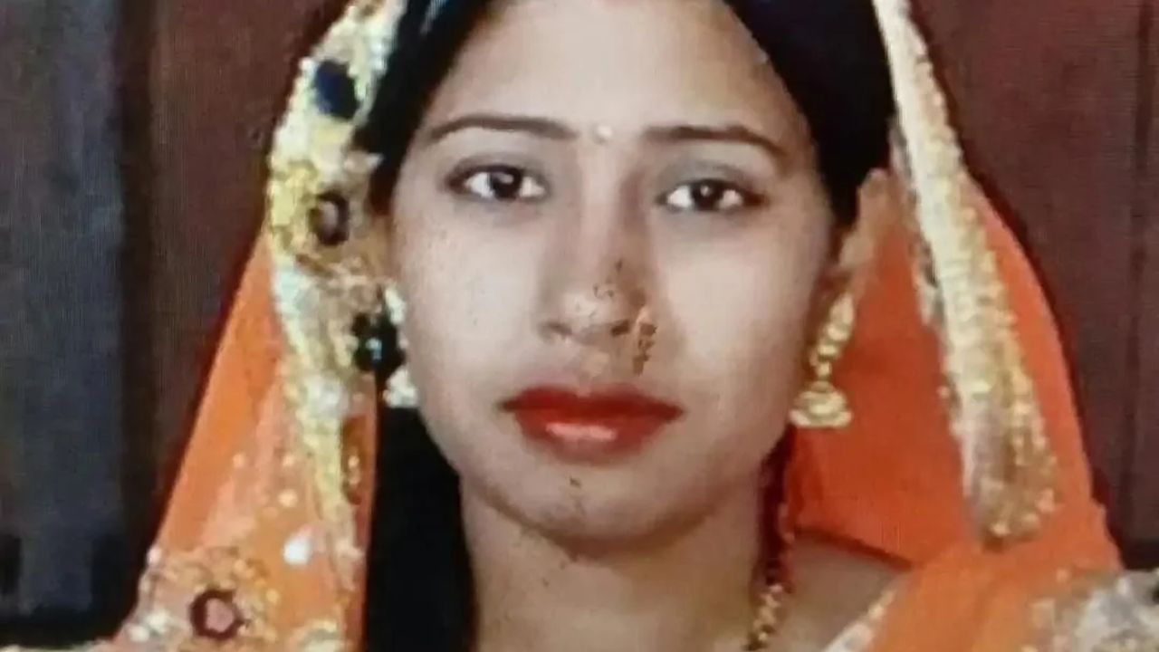 कासगंज में कलेक्ट्रेट के सामने मौत बनकर आया वाहन, उजड़ गई मां की दुनिया; मासूम गंभीर