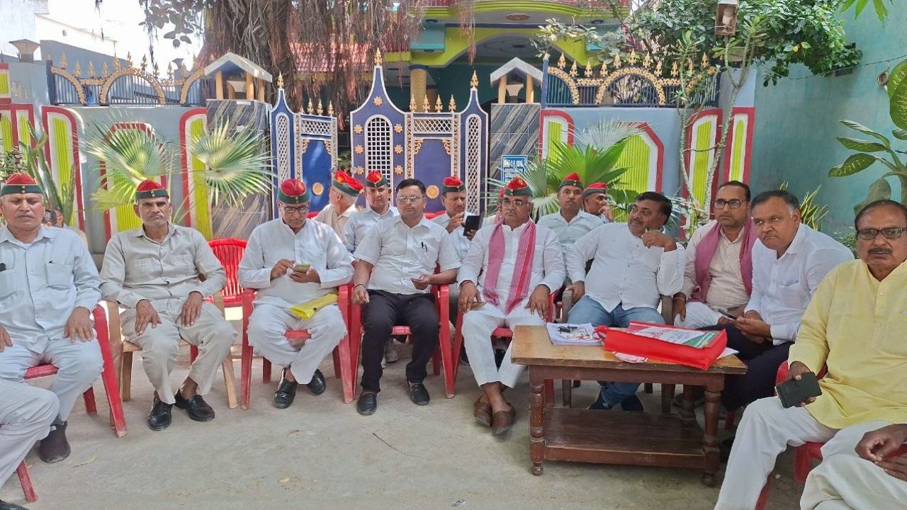 मैनपुरी में मतदाता पहुंचा तो पता चला पहले ही पड़ चुका है वोट! कैबिनेट मंत्री बोले- गड़बड़ी हुई है तो चैलेंज वोट डालें