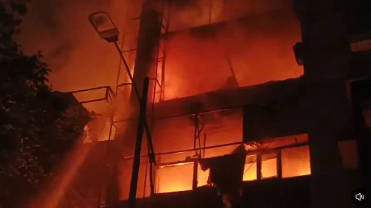 मैनपुरी में कपड़ों के शोरूम में लगी भीषण आग, लाखों का सामान स्वाहा