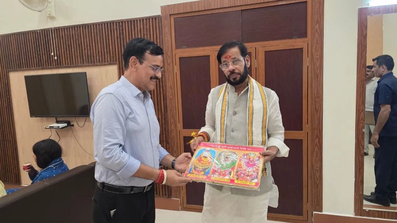 Mirzapur: मंत्री ने गिनाईं सरकारी खरीद नीति की खूबियां, तो कर्मचारियों ने खोल दी समस्याओं की फाइल