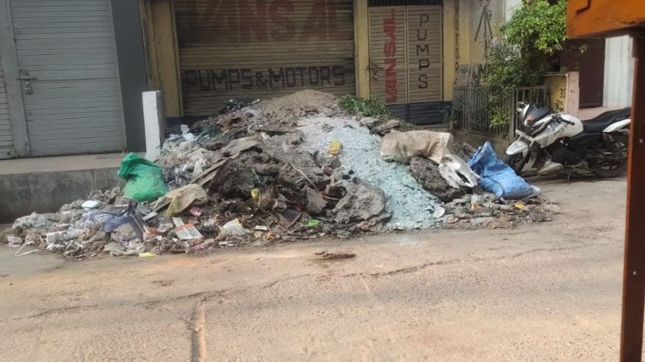 मिर्जापुर में ऐतिहासिक भरत मिलाप पर मंडराया खतरा! सिर्फ 3 दिन बाकी, राजगद्दी के पास मलबे का अंबार देख भड़के लोग