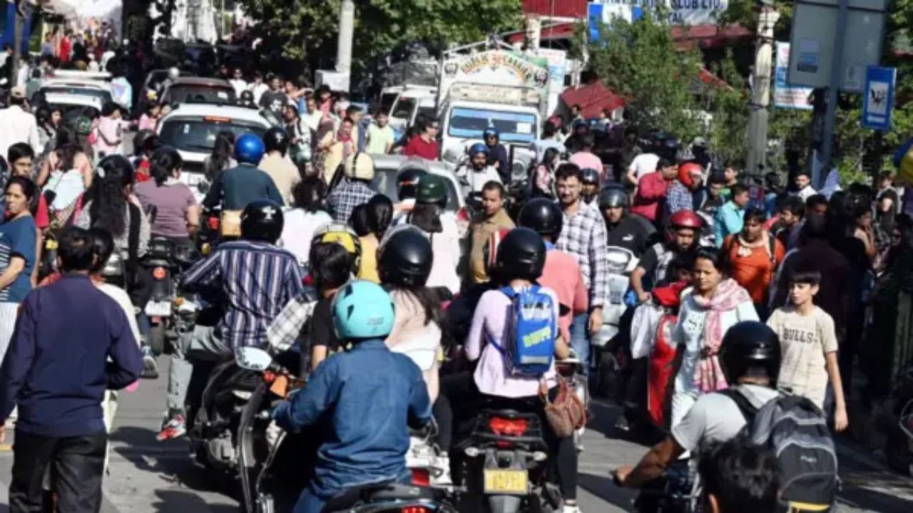 नैनीताल में पर्यटकों का सैलाब: होटल फुल हुए तो सड़कों पर कटी रात, भीड़ ने बढ़ाई मुश्किलें