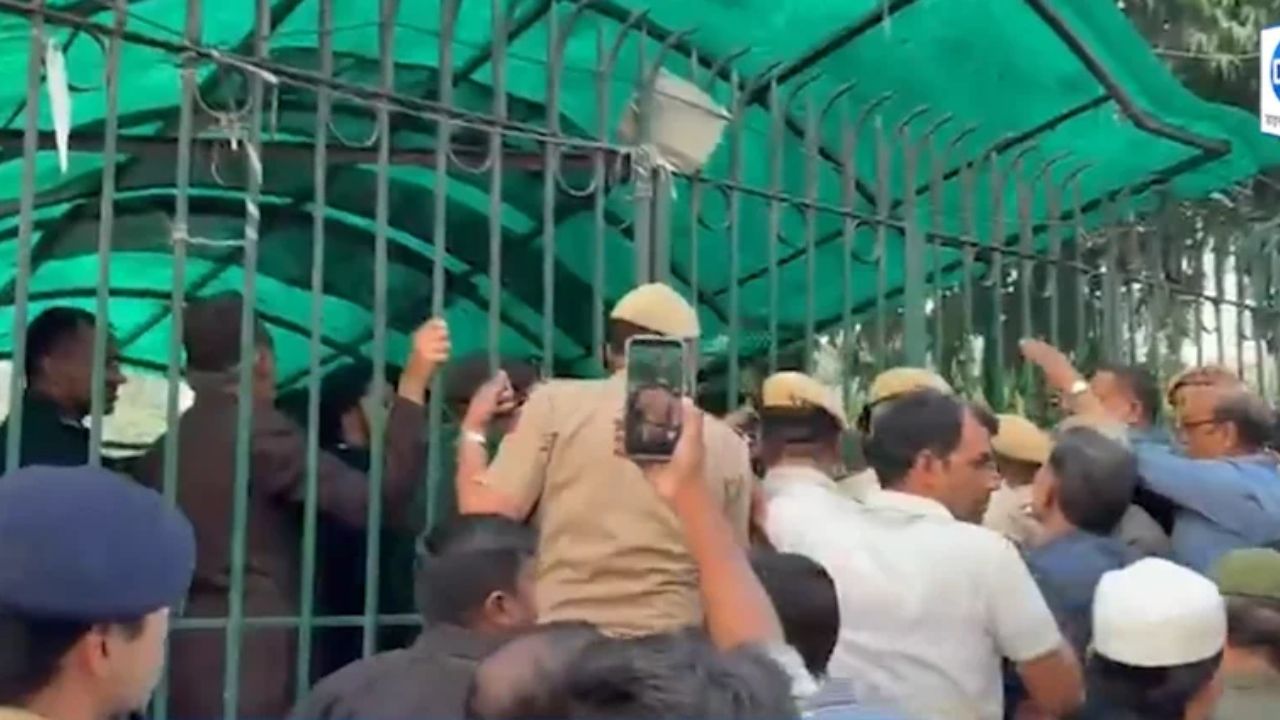 Jamia Protest: जामिया के बाहर छात्रों और पुलिस में झड़प, मौके पर भारी फोर्स तैनात