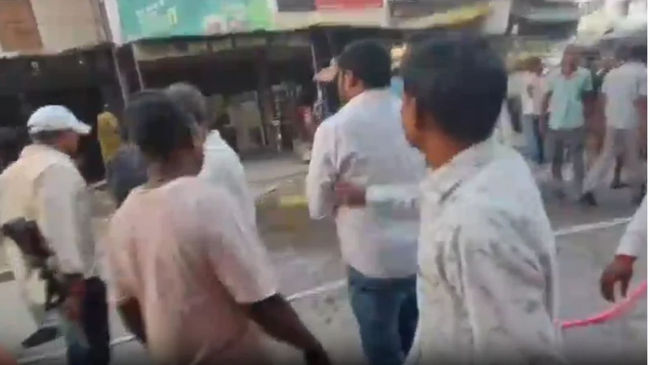 हीरागंज बाजार में कपड़े की दुकान में भीषण आग, लाखों का सामान खाक, मची अफरा-तफरी