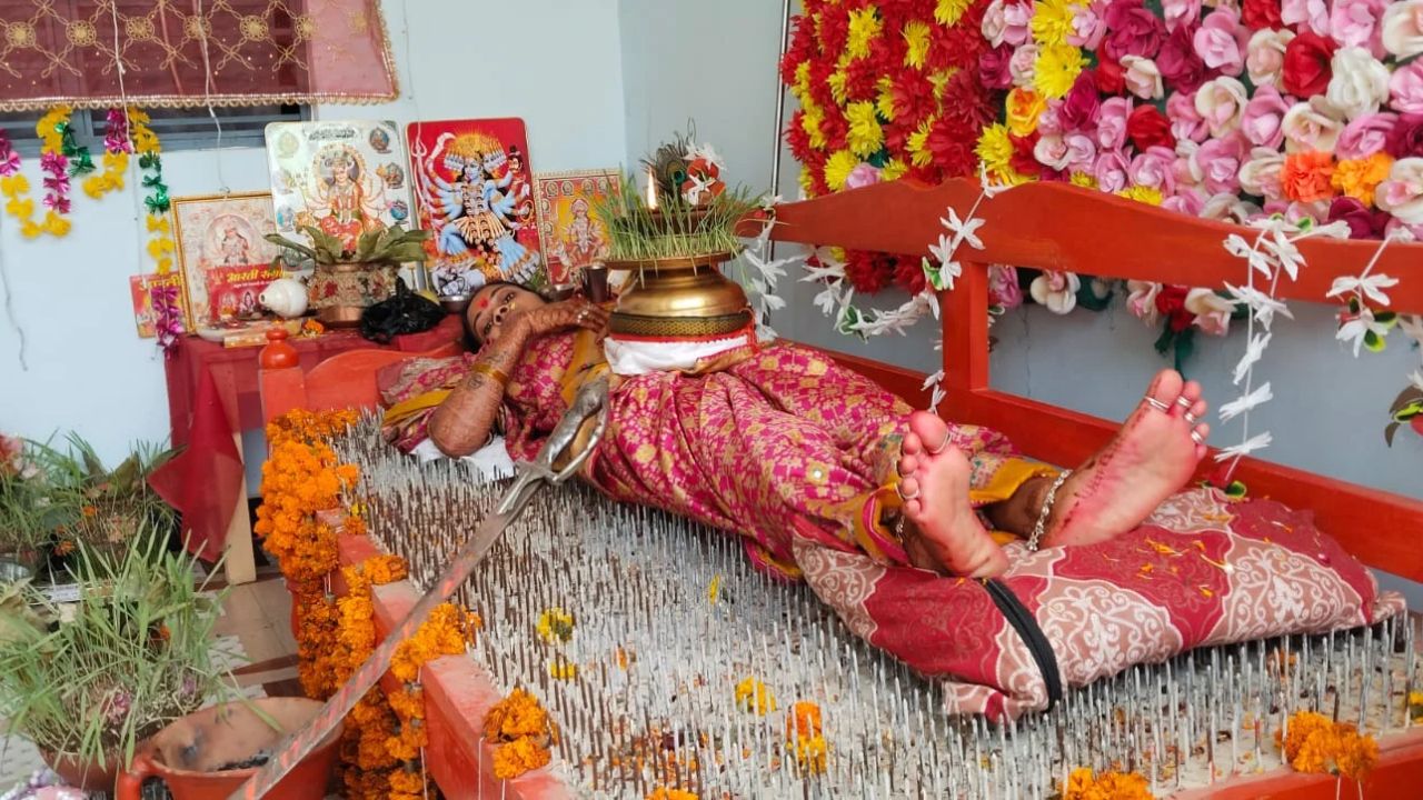 न अन्न, न जल… 9 दिन की तपस्या का दावा, कीलों की शैया पर लेटती हैं कौशांबी की फोटो देवी