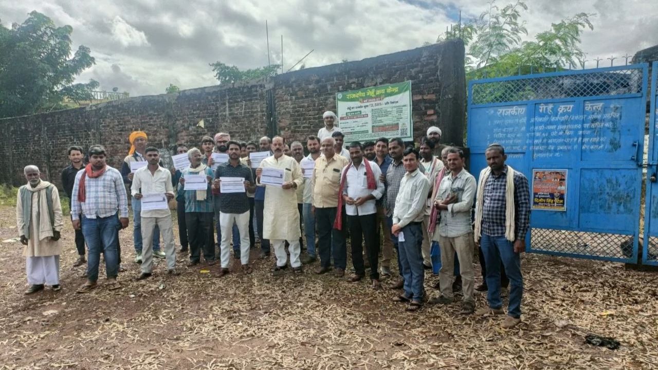 Mirzapur: किसानों की परेशानी बढ़ी! धान क्रय केंद्र बदले जाने के फैसले का विरोध