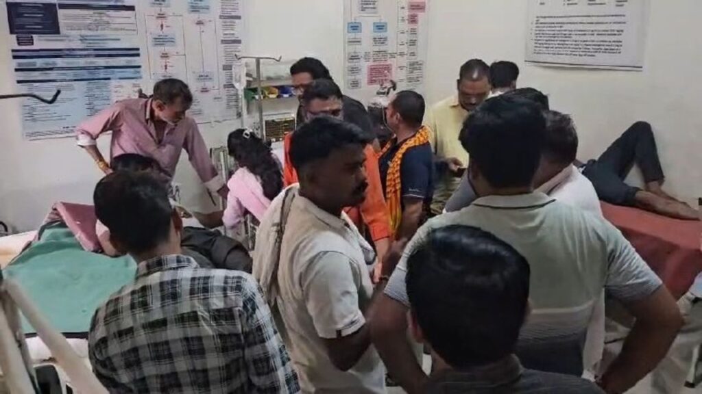ट्रैक्टर ने बाइक सवार दो भाइयो में मारी टक्कर, फोटो सोर्स-डाइनामाइट न्यूज