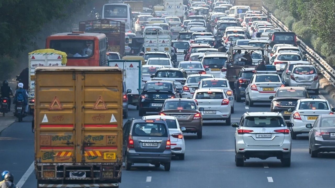 Delhi Pollution: दिल्ली-NCR में GRAP-1 लागू! इन गाड़ियों और कामों पर रहेगी रोक, जानें नए नियम