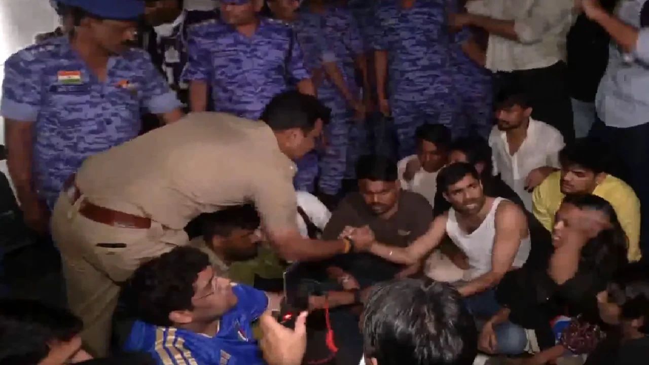 दिल्ली में NSUI का प्रदर्शन, पुलिस ने कई कार्यकर्ताओं को हिरासत में लिया
