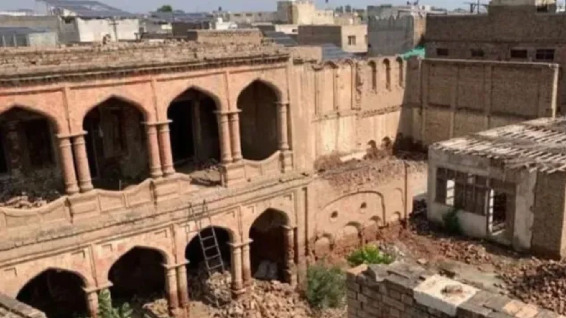 Pakistan: 200 साल पुराने मियामी मंदिर सील, व्यावसायिक प्लाजा बनाने की कोशिश पर विवाद