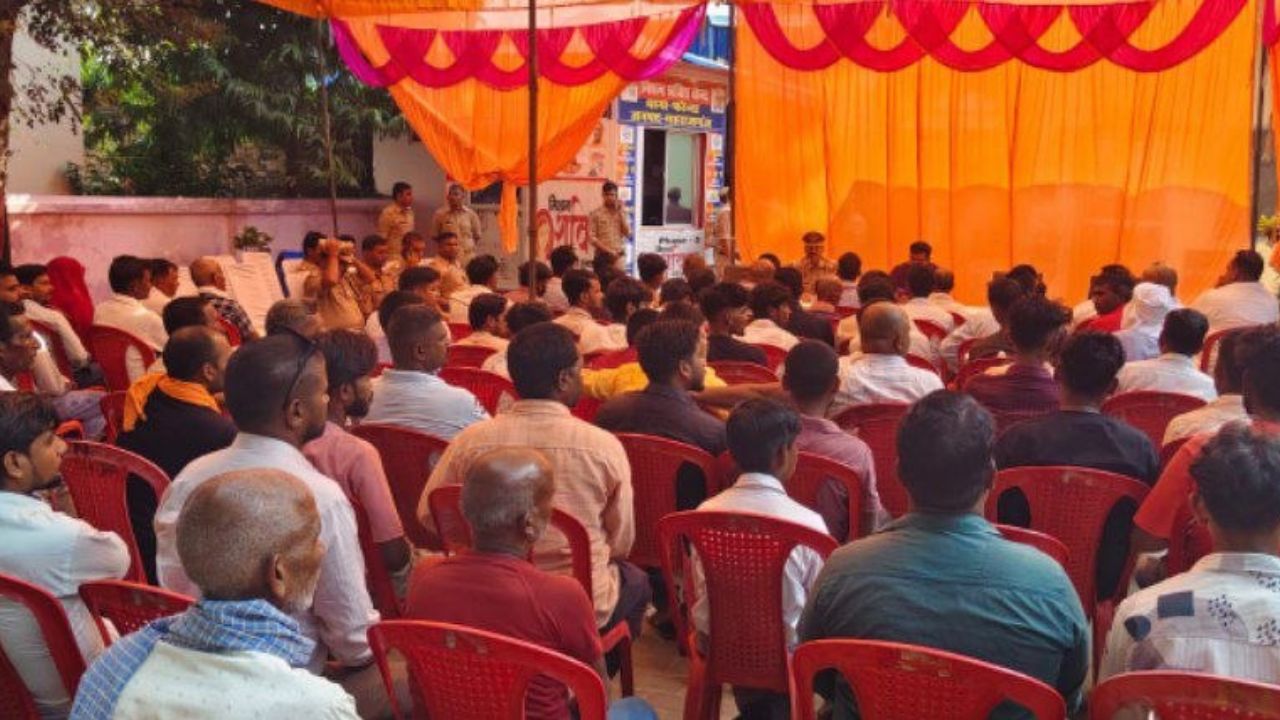 महराजगंज में दुर्गा पूजा और दशहरा को लेकर प्रशासन सतर्क, फरेंदा थाने में हुई हाई-लेवल पीस कमेटी की बैठक
