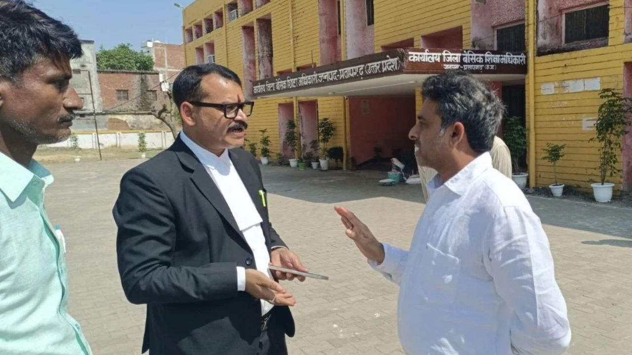 Pratapgarh: छंटाई के नाम पर कट गए 20 साल पुराने हरे पेड़! BSA दफ्तर में ऐसा क्या हुआ कि भड़क उठे लोग?